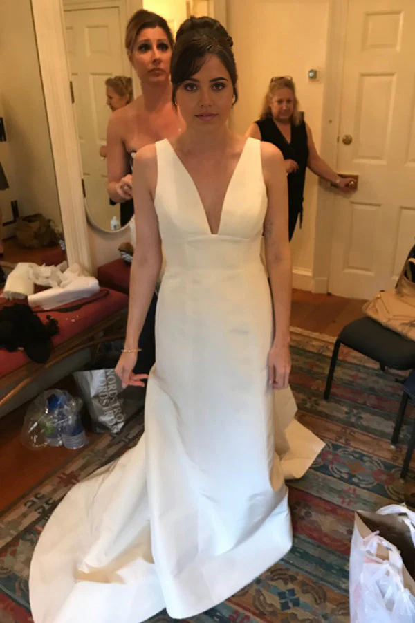 Vestidos de novia sencillos de sirena con escote en V y sin mangas